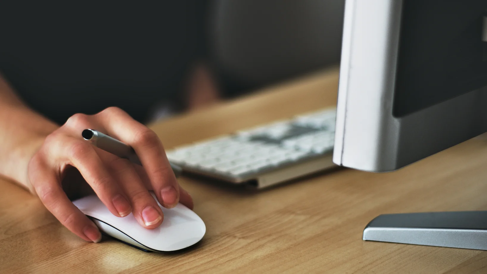 Person holding apple magic mouse